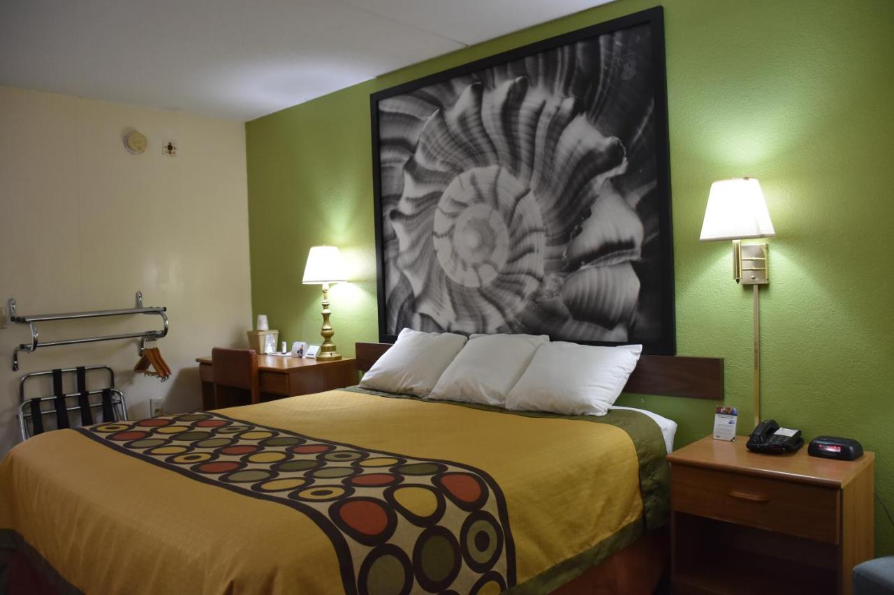 King Room - Mobility Access/Non-Smoking at Super 8 by Wyndham Tifton