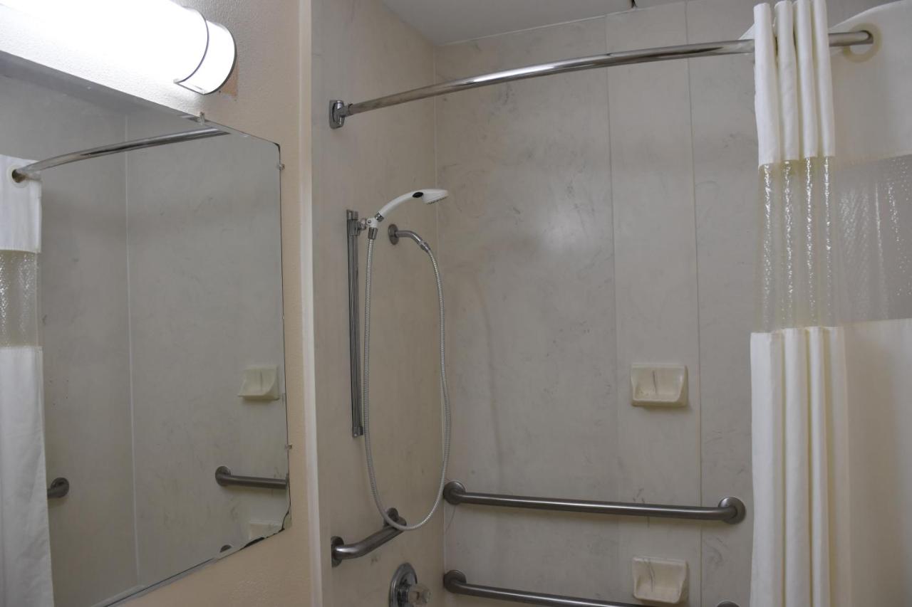King Room - Mobility Access/Non-Smoking at Super 8 by Wyndham Tifton