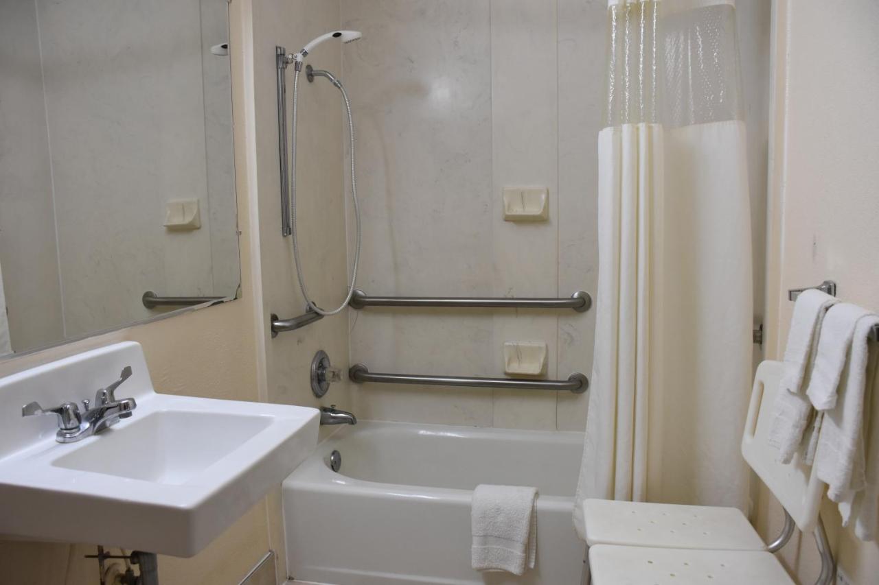 King Room - Mobility Access/Non-Smoking at Super 8 by Wyndham Tifton