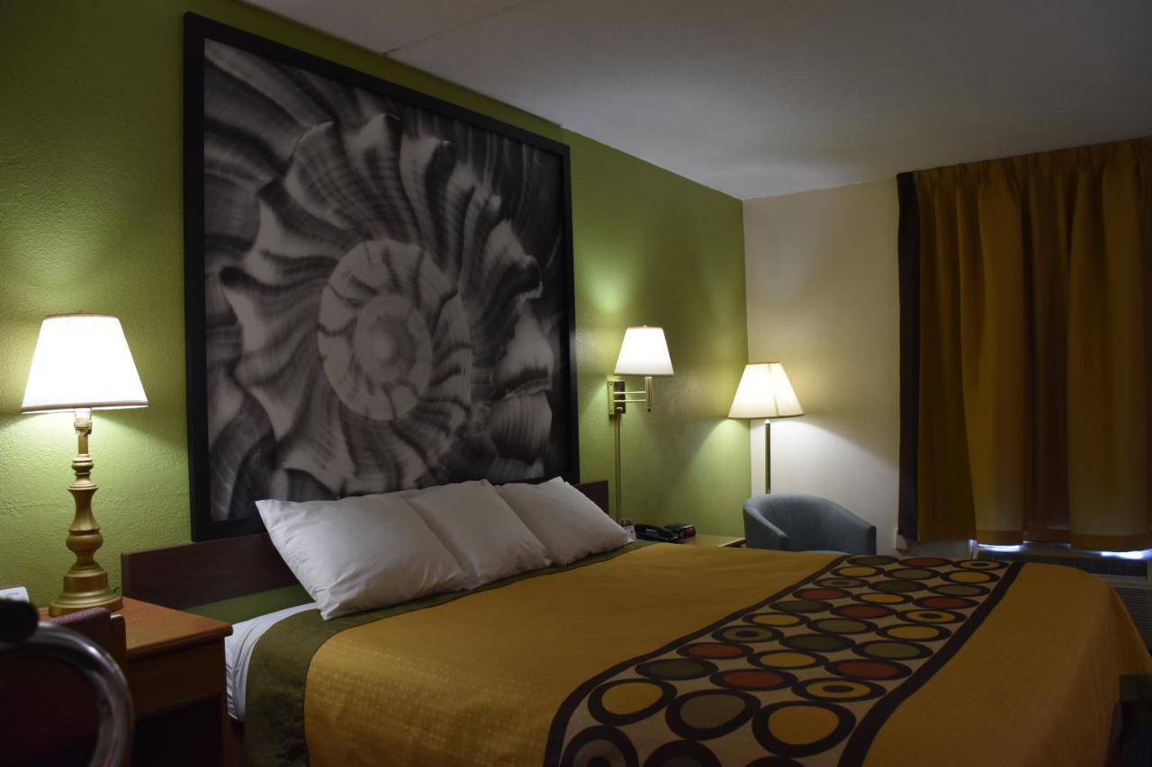 King Room - Mobility Access/Non-Smoking at Super 8 by Wyndham Tifton