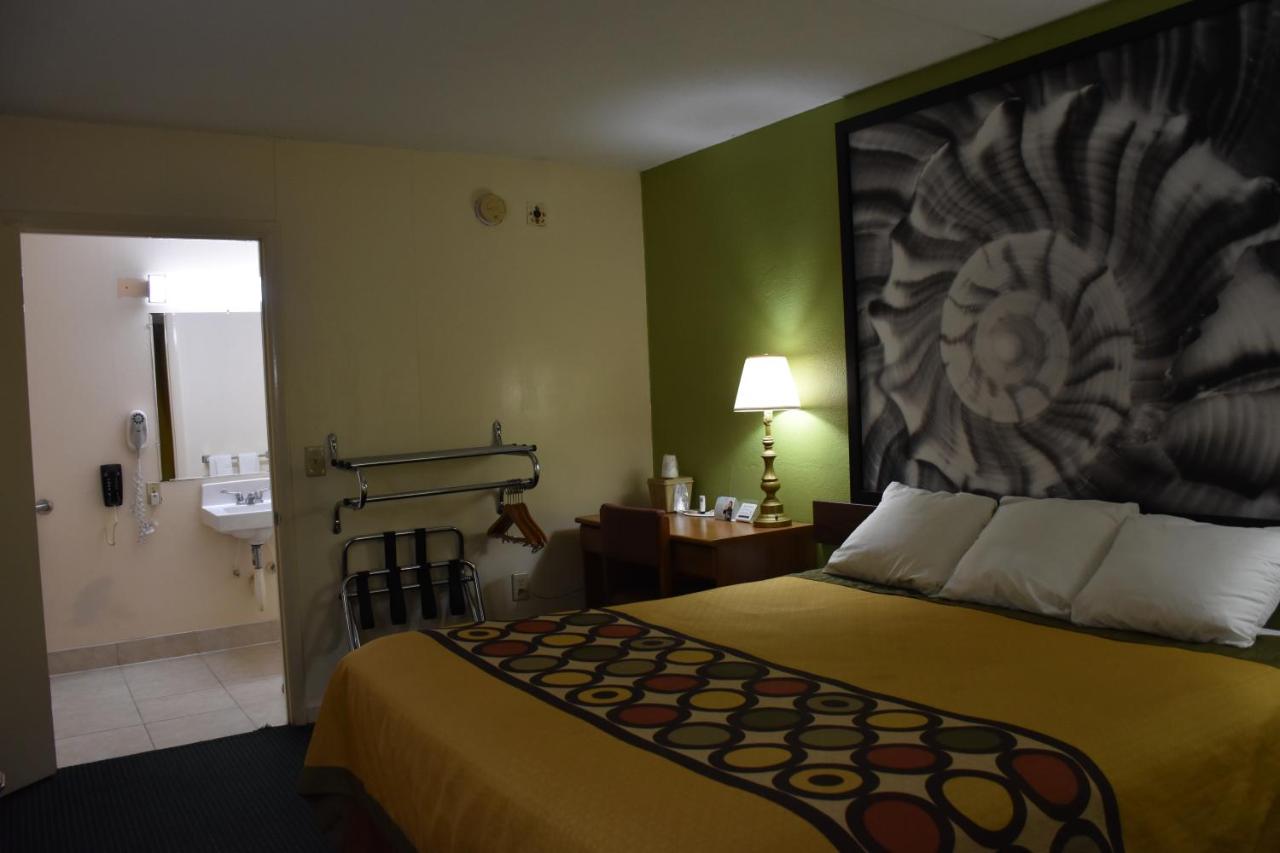King Room - Mobility Access/Non-Smoking at Super 8 by Wyndham Tifton