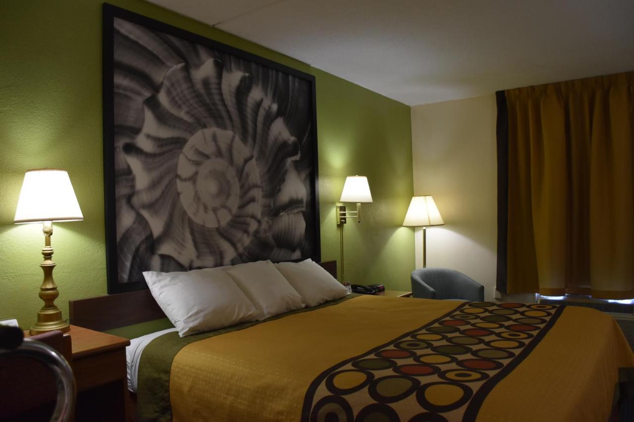 King Room - Mobility Access/Non-Smoking at Super 8 by Wyndham Tifton