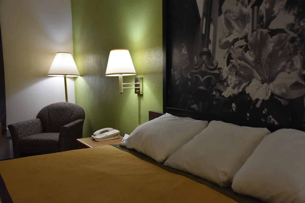 King Room - Non-Smoking at Super 8 by Wyndham Tifton