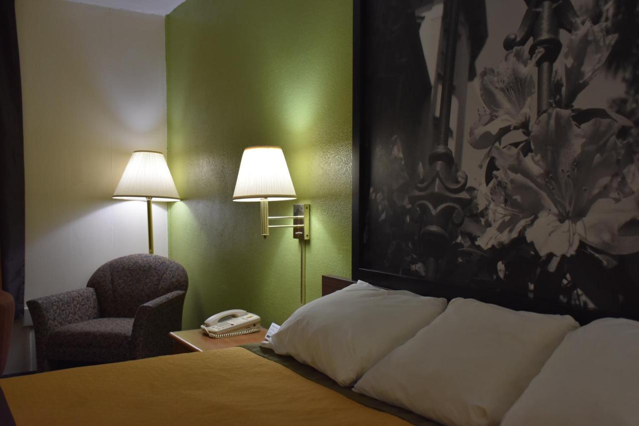 King Room - Non-Smoking at Super 8 by Wyndham Tifton