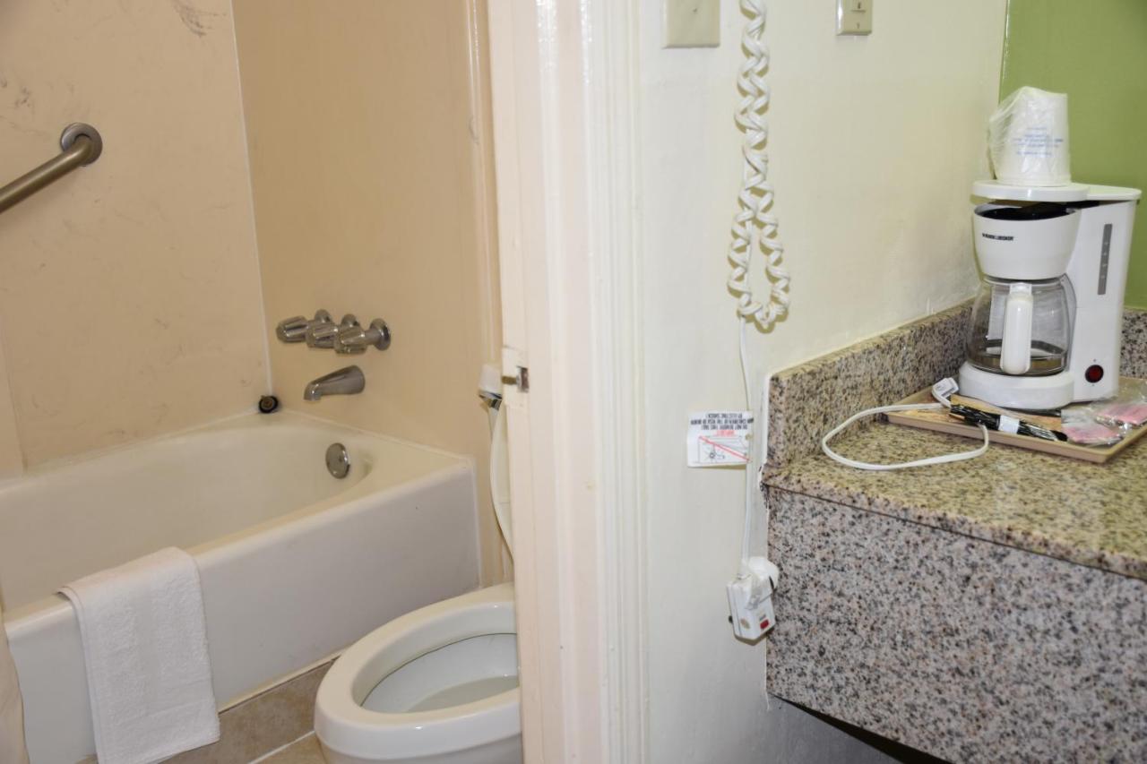 King Room - Non-Smoking at Super 8 by Wyndham Tifton
