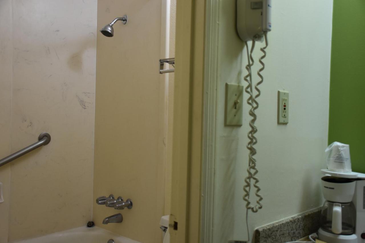 King Room - Non-Smoking at Super 8 by Wyndham Tifton