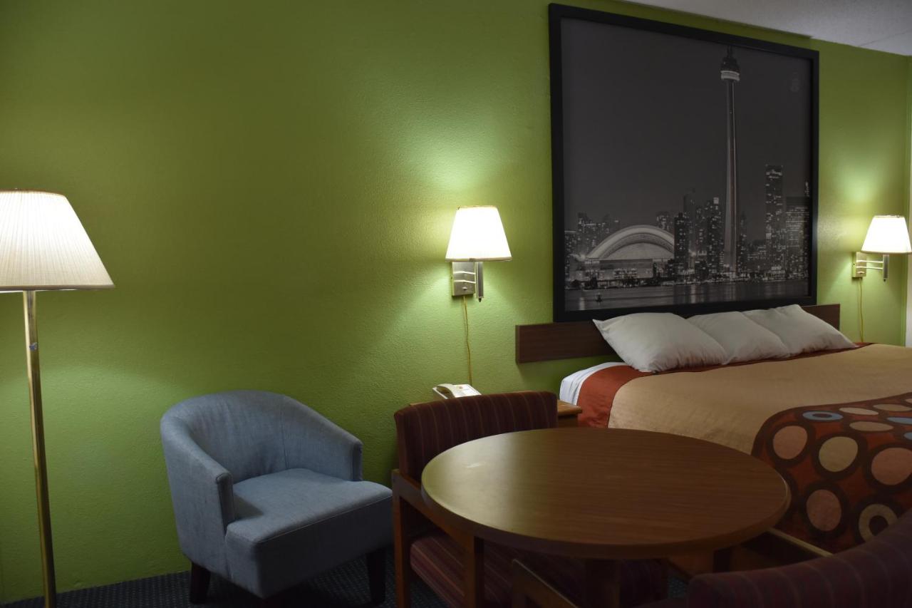 King Room - Smoking at Super 8 by Wyndham Tifton