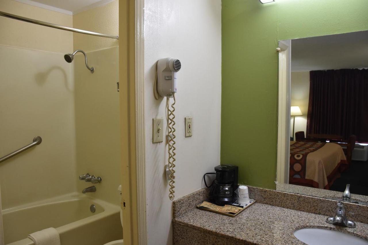 King Room - Smoking at Super 8 by Wyndham Tifton