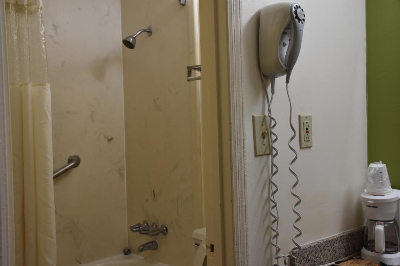 King Room - Non-Smoking at Super 8 by Wyndham Tifton
