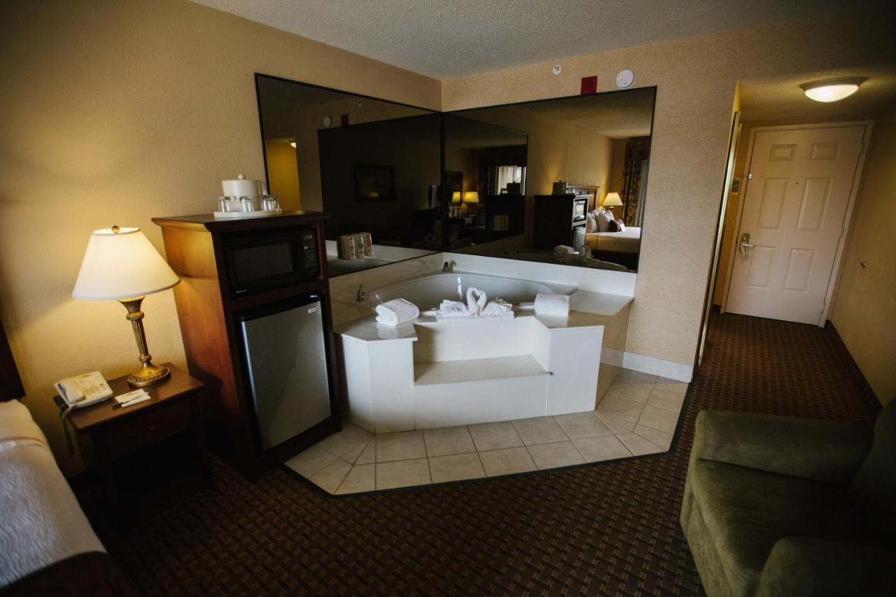 King Room with Spa Bath at Grand Plaza Hotel Branson