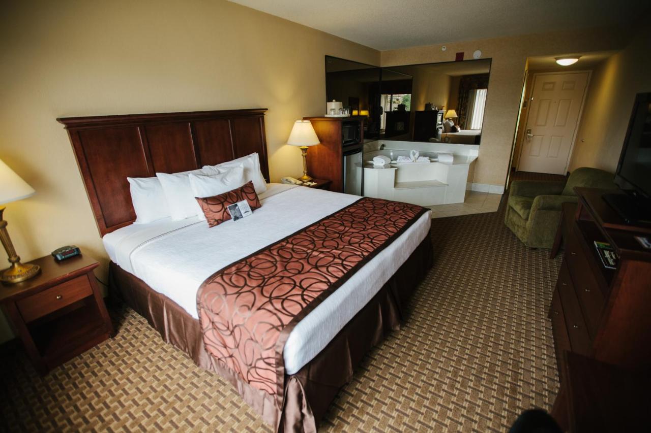King Room with Spa Bath at Grand Plaza Hotel Branson