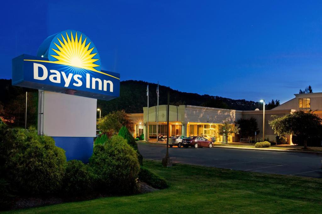 | Days Inn by Wyndham Warren