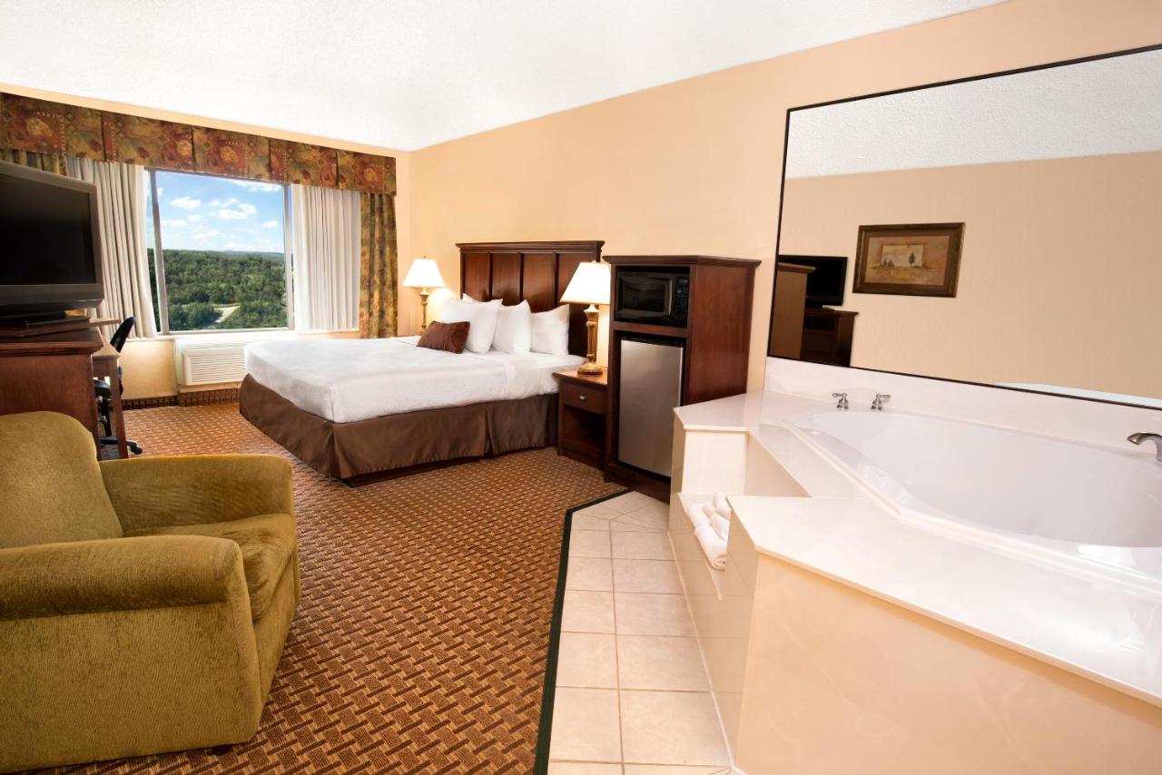 King Room with Spa Bath at Grand Plaza Hotel Branson