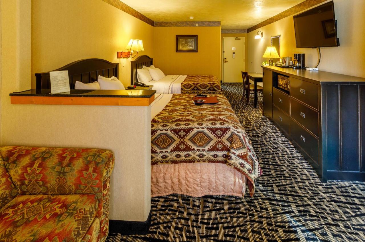 Queen Suite with Two Queen Beds and Fireplace at 49'er Inn & Suites