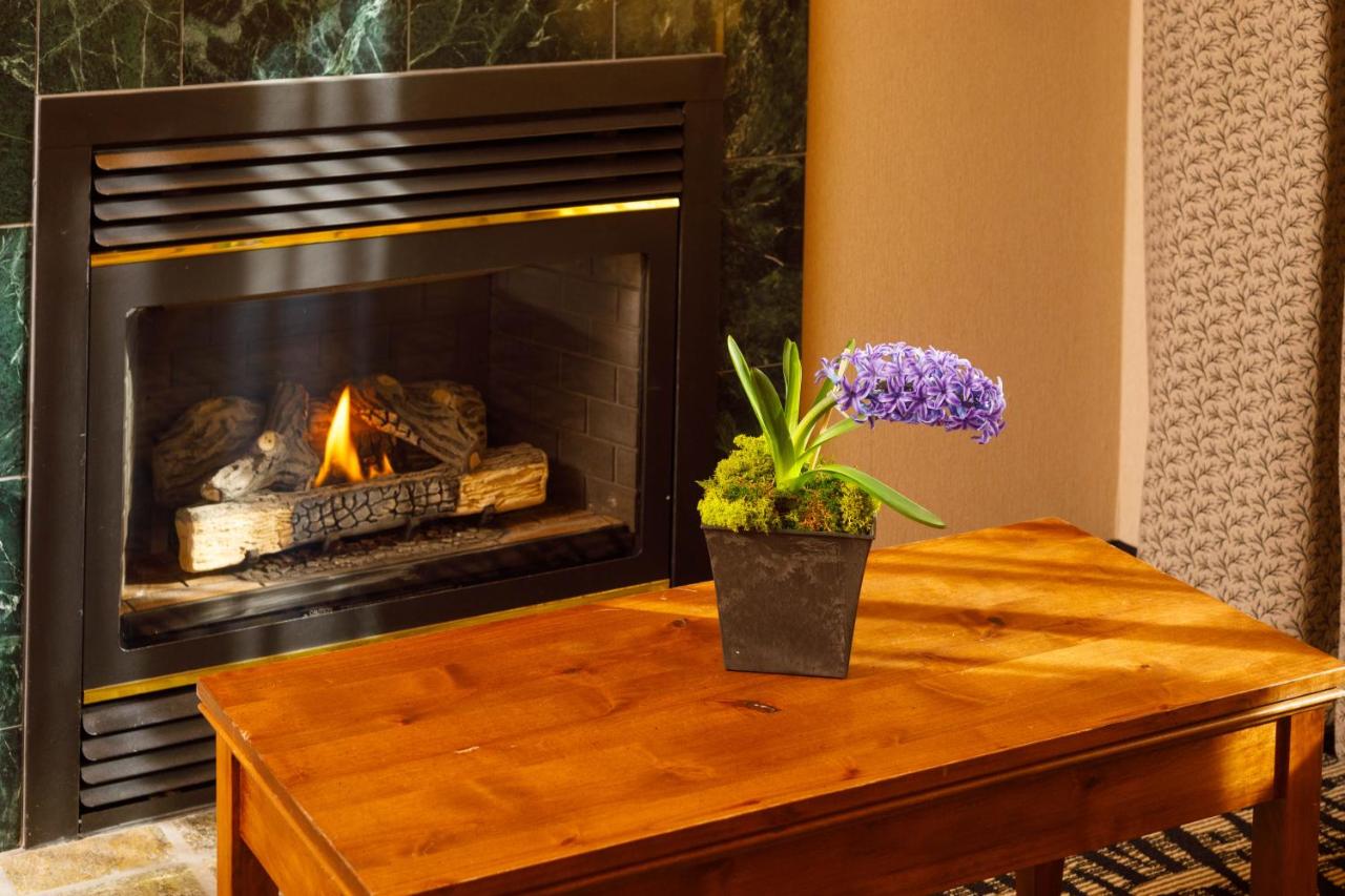 Queen Suite with Two Queen Beds and Fireplace at 49'er Inn & Suites