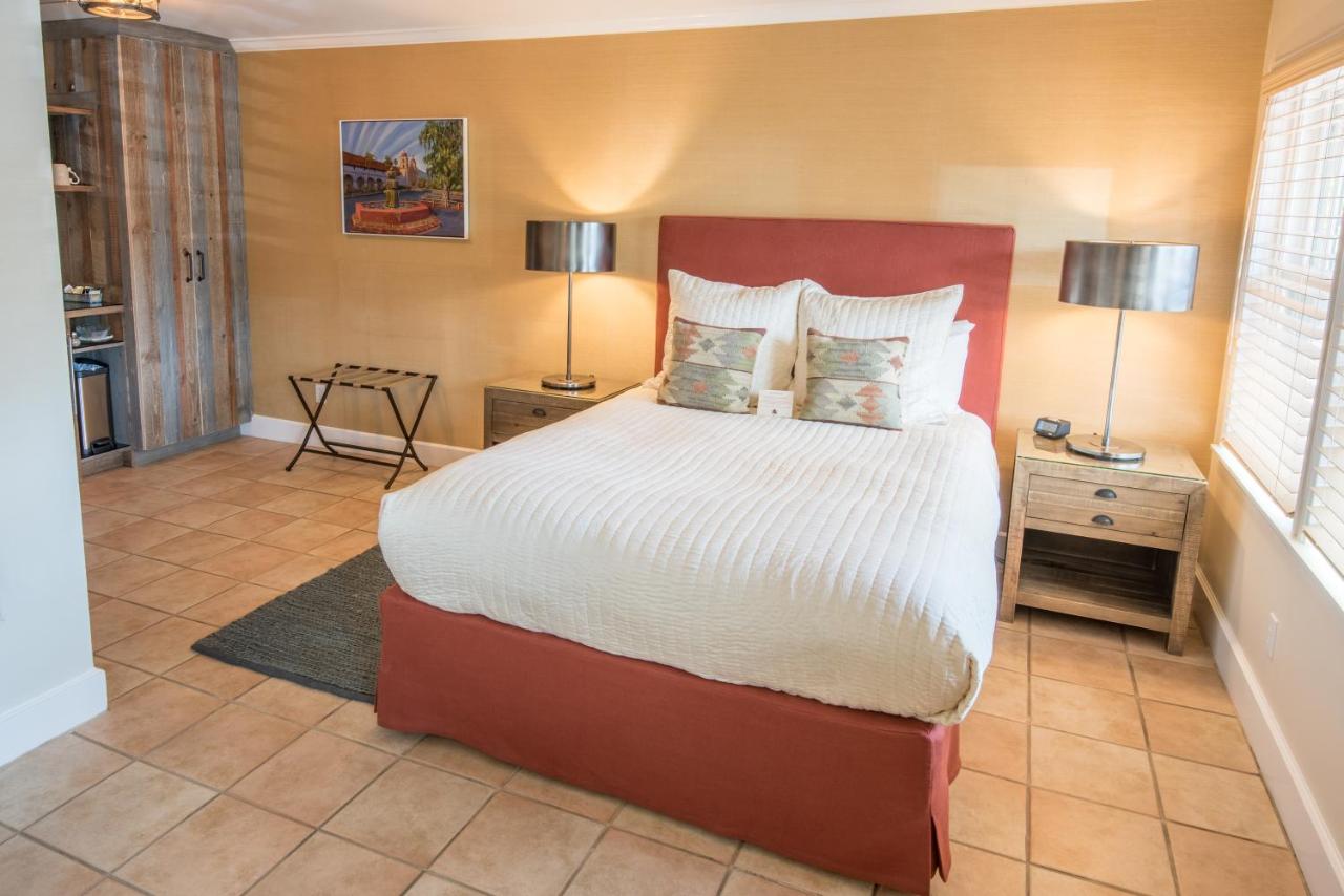 Deluxe Queen Room - Six at Harbor House Inn