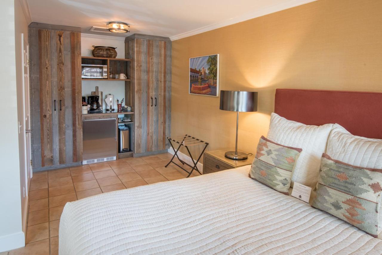 Deluxe Queen Room - Six at Harbor House Inn
