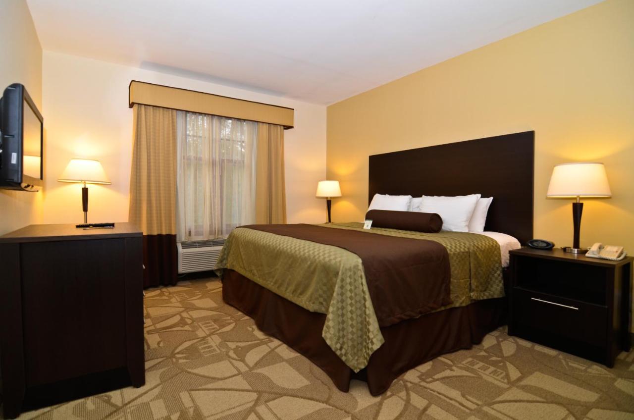 King Room - Non Smoking at Best Western Plus The Inn & Suites At The Falls
