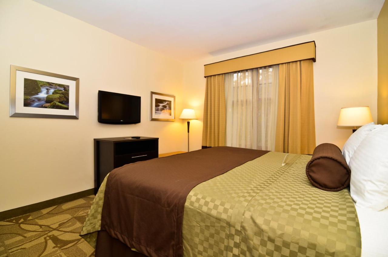 King Room - Non Smoking at Best Western Plus The Inn & Suites At The Falls