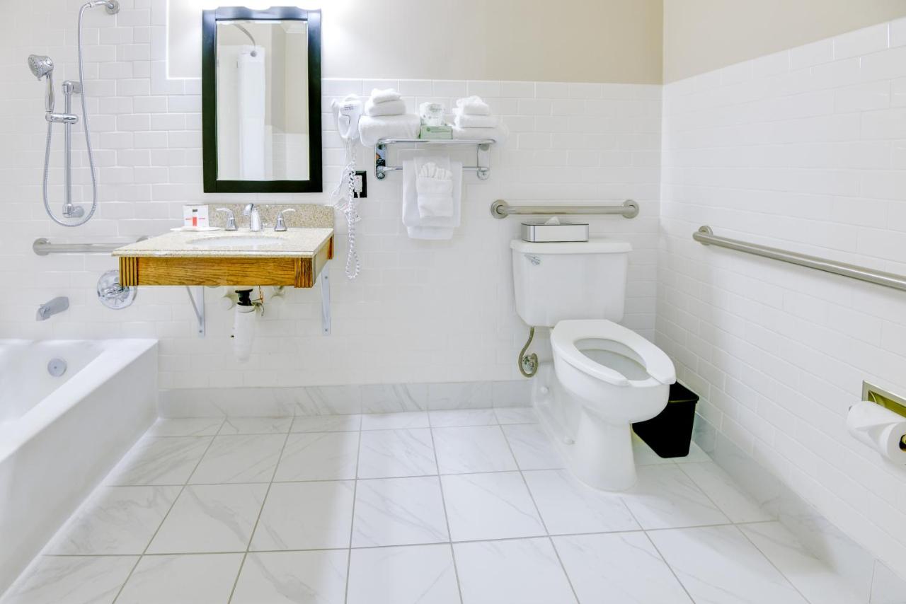 Queen Room - Disability Access - Non-Smoking at Clarion Hotel & Suites