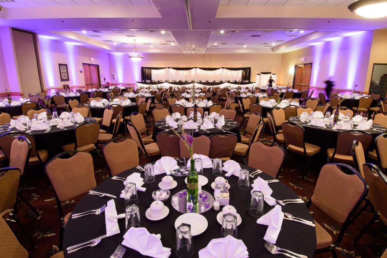 Ramada by Wyndham Sioux Falls Airport - Waterpark Resort & Event Center