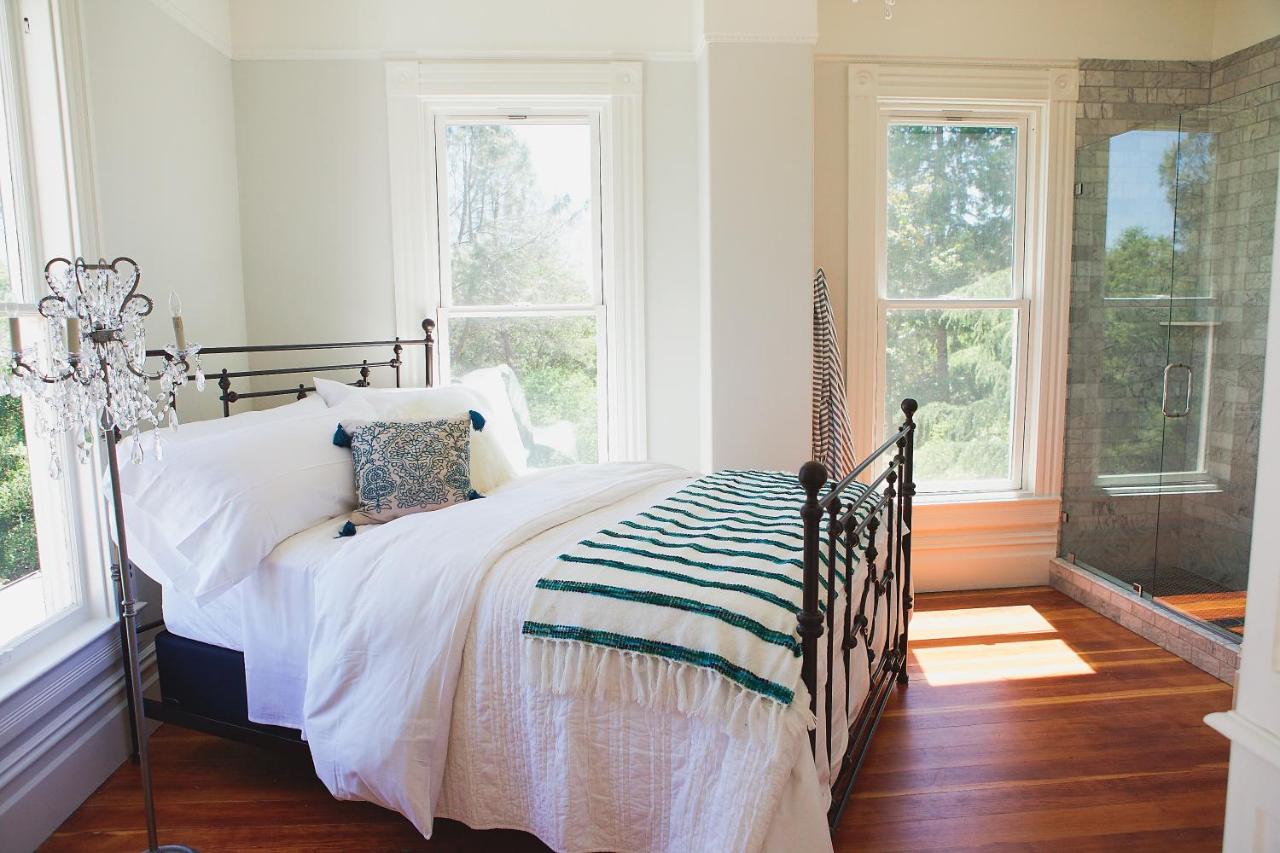 Queen Suite at Park Victorian