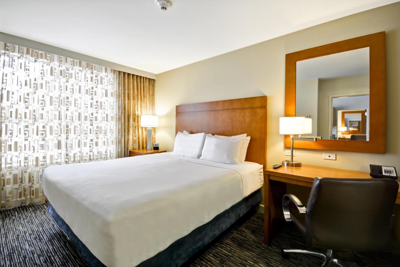King Suite with Roll-In Shower - Disability Access at HYATT house Chicago/Naperville/Warrenville