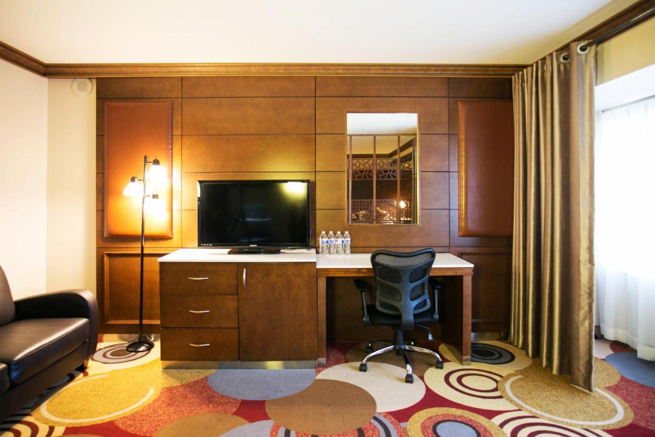 Business King Suite at LA Crystal Hotel - Los Angeles Area