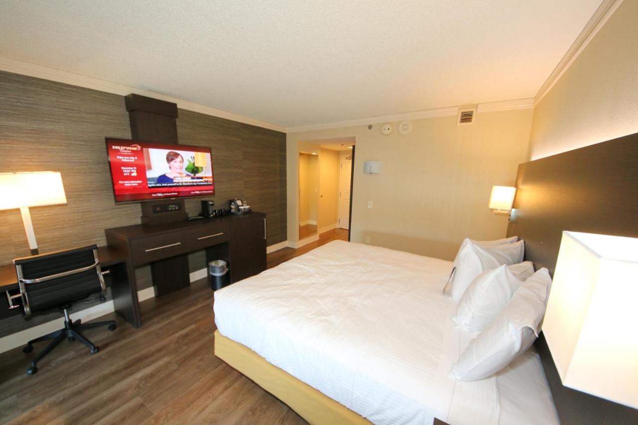 Deluxe King Room - Non-Smoking at Hollywood Casino & Hotel St. Louis
