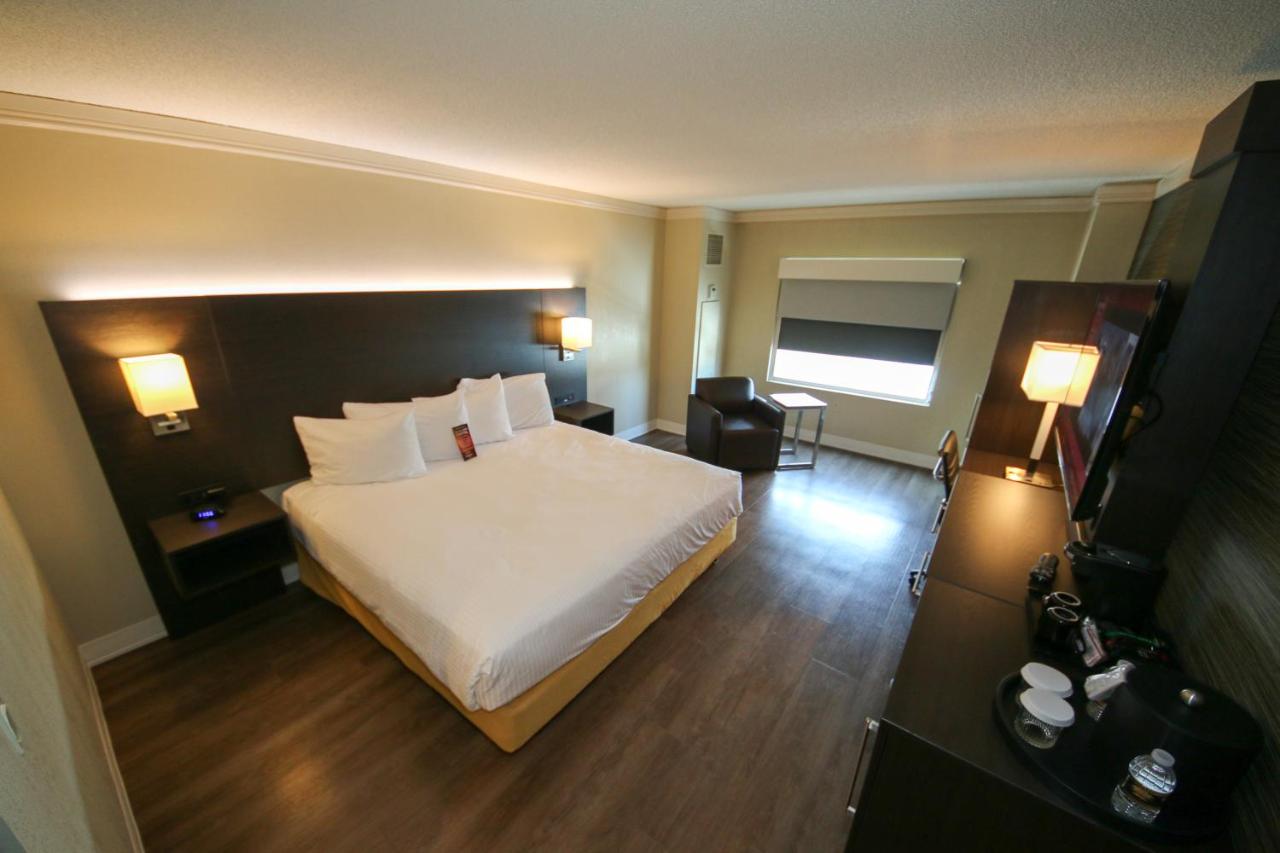 Deluxe King Room - Non-Smoking at Hollywood Casino & Hotel St. Louis