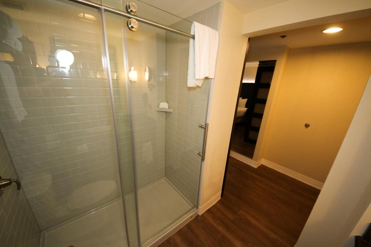 Deluxe King Room - Non-Smoking at Hollywood Casino & Hotel St. Louis