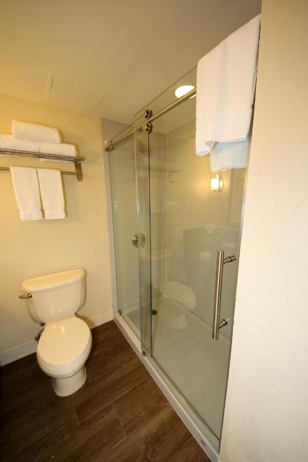 Deluxe King Room - Non-Smoking at Hollywood Casino & Hotel St. Louis