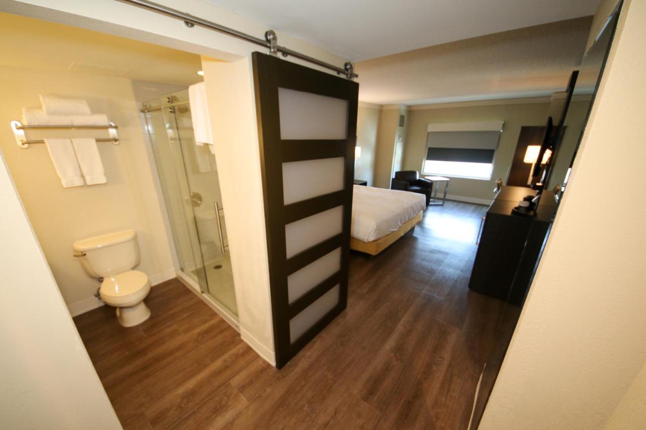 Deluxe King Room - Non-Smoking at Hollywood Casino & Hotel St. Louis