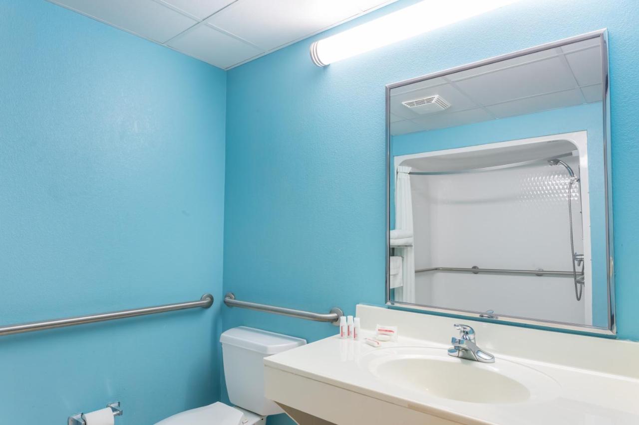 King Room - Disability Access - Non-Smoking at Super 8 by Wyndham Indianola