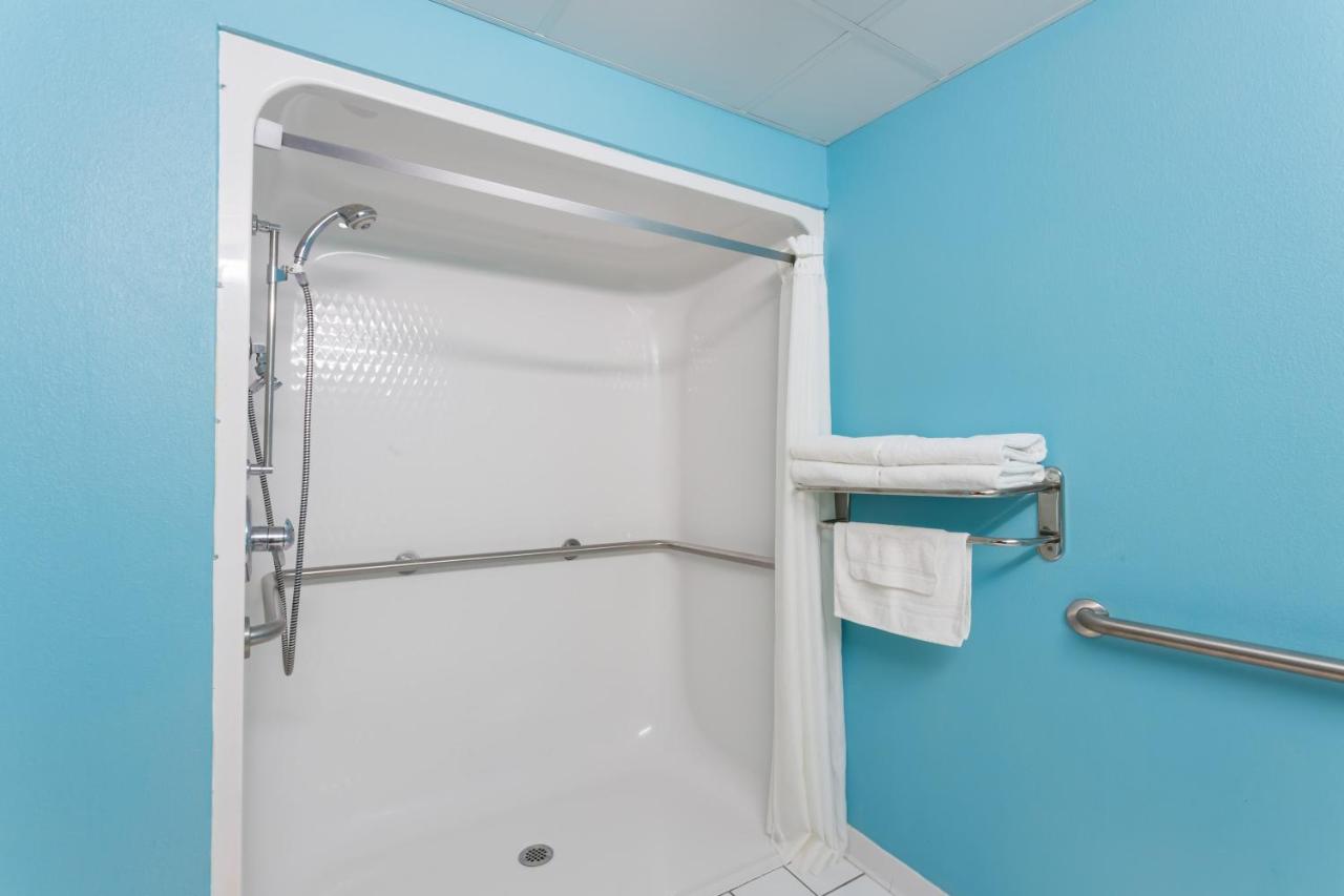 King Room - Disability Access - Non-Smoking at Super 8 by Wyndham Indianola