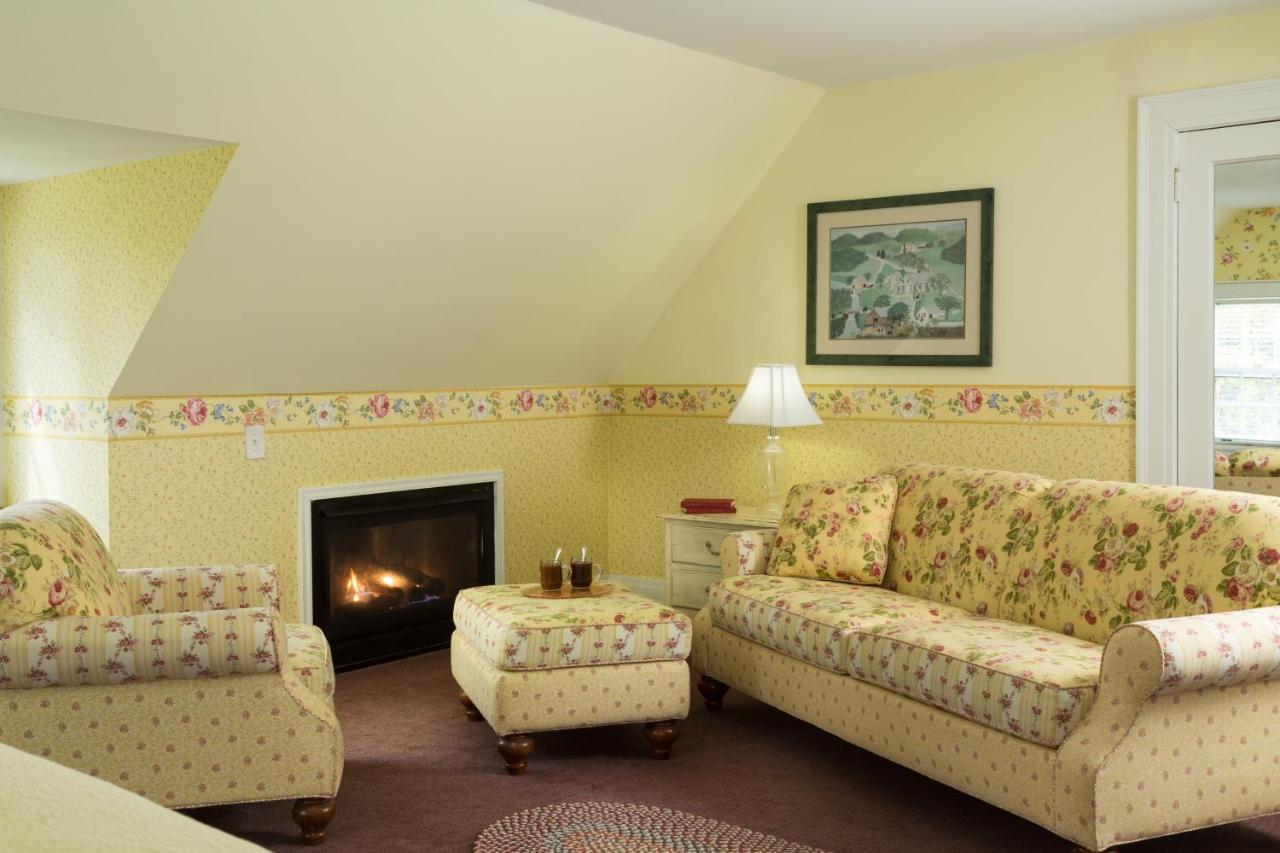  | Four Chimneys Inn