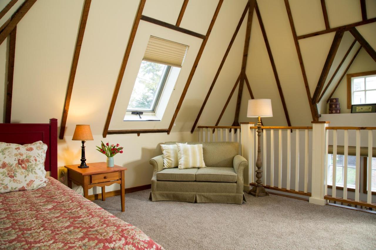 | Four Chimneys Inn