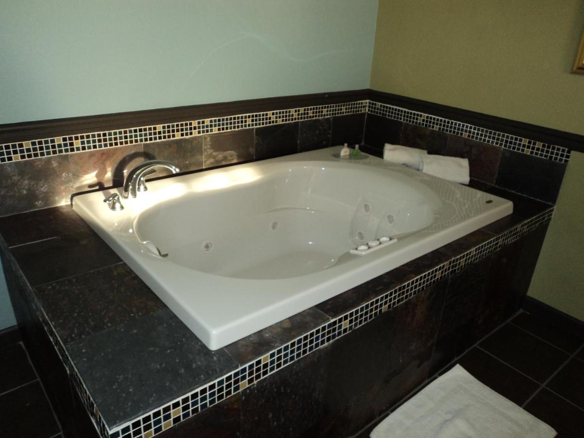 King Room with Spa Bath at Noble Suites