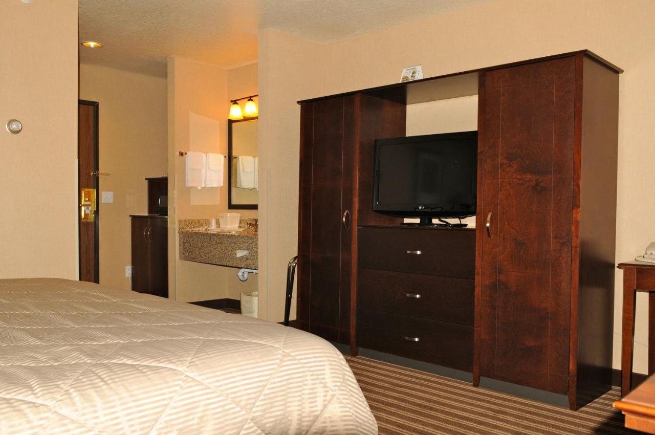 | Yellowstone West Gate Hotel