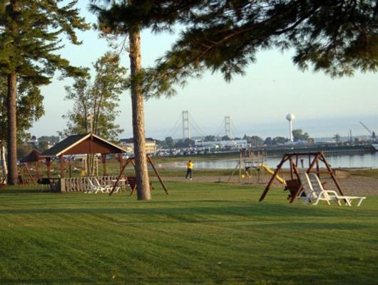Single Room at Waterfront Inn - Mackinaw City