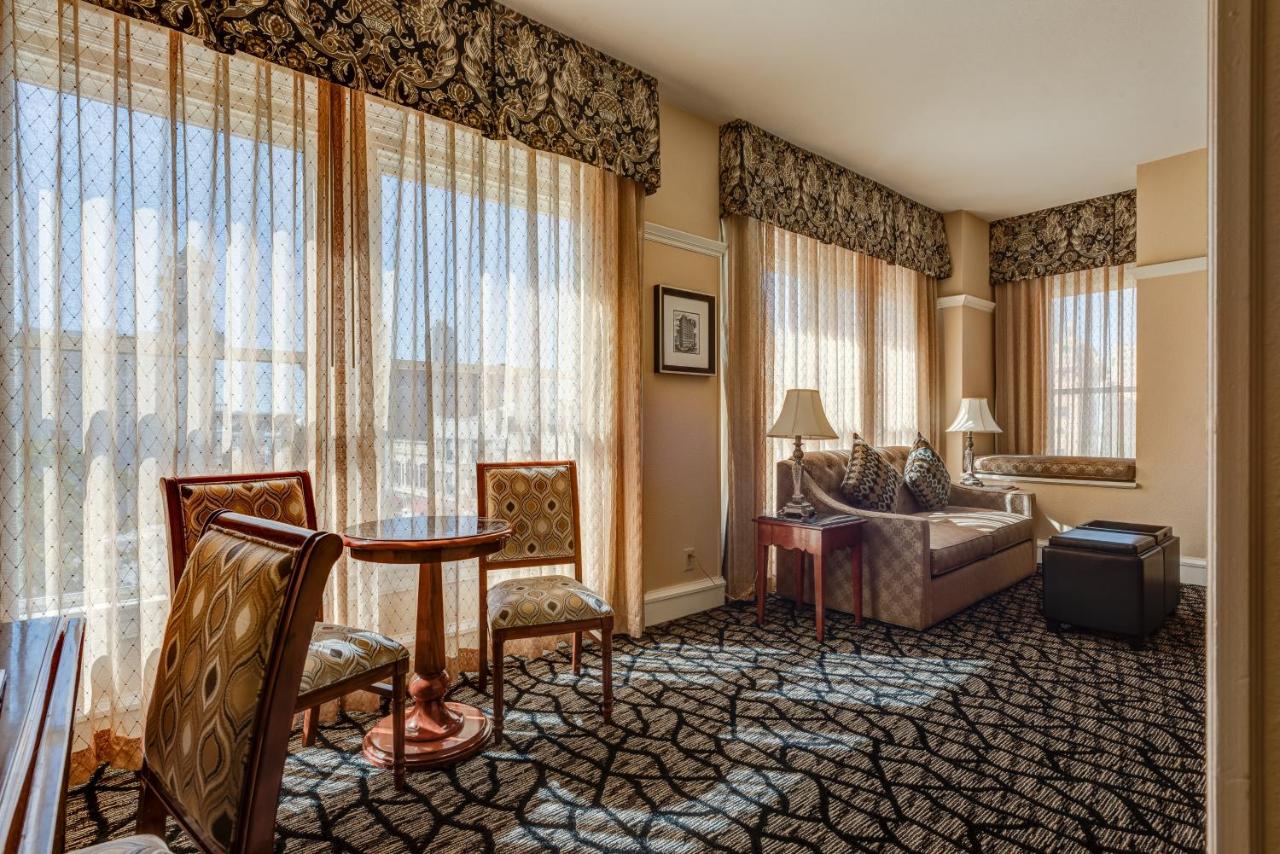 One-Bedroom Suite at Gaslamp Plaza Suites