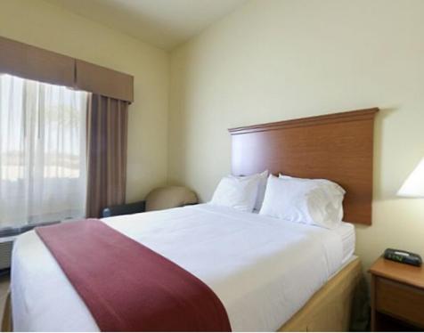 King Room - Disability Access at Holiday Inn Express & Suites Zapata by IHG