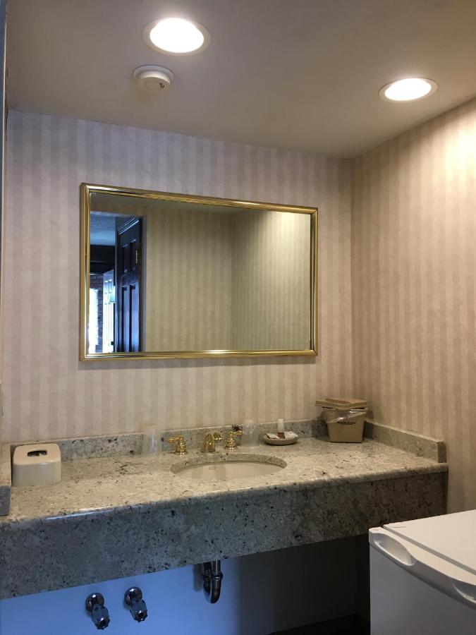 | Chalet Inn & Suites