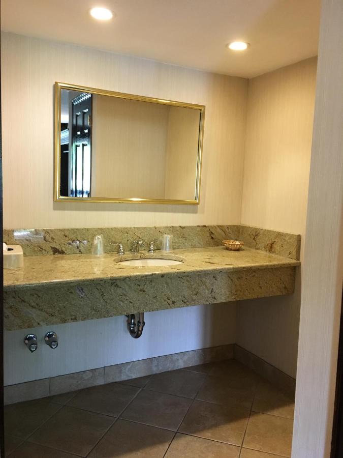 | Chalet Inn & Suites