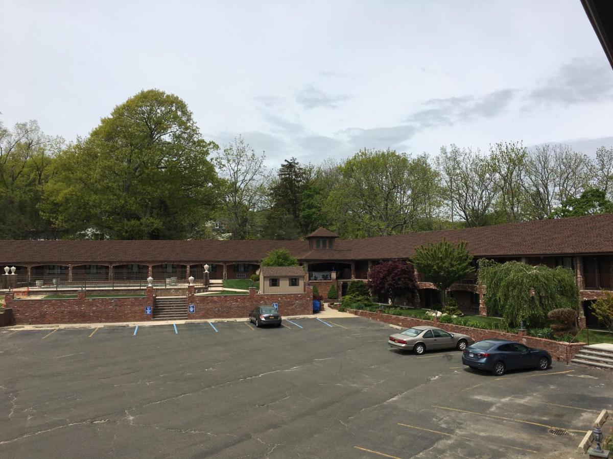 | Chalet Inn & Suites