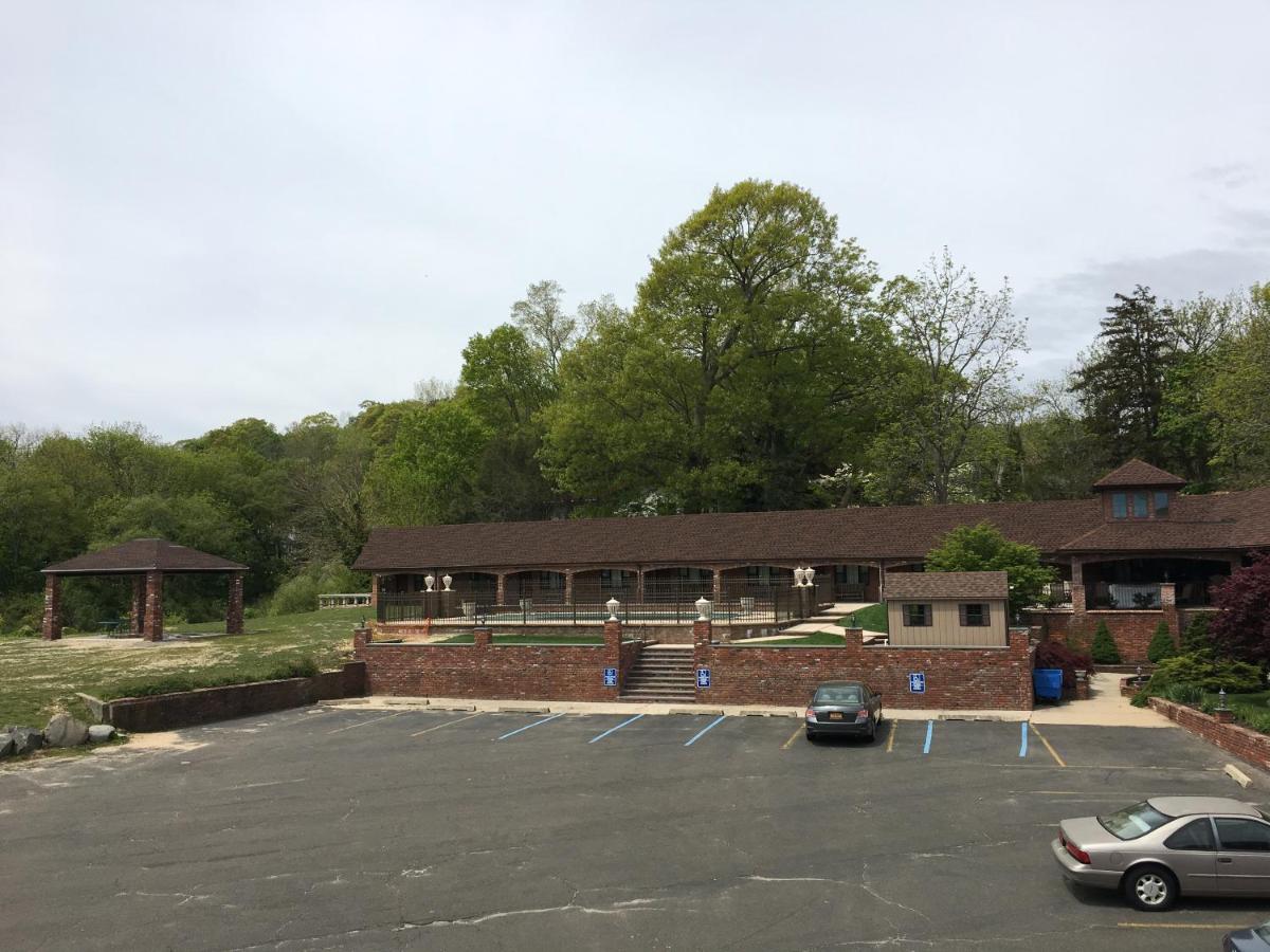 | Chalet Inn & Suites