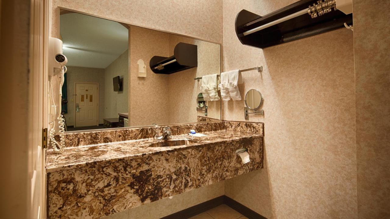 King Suite with Spa Bath - Smoking at SureStay Hotel By Best Western Mission