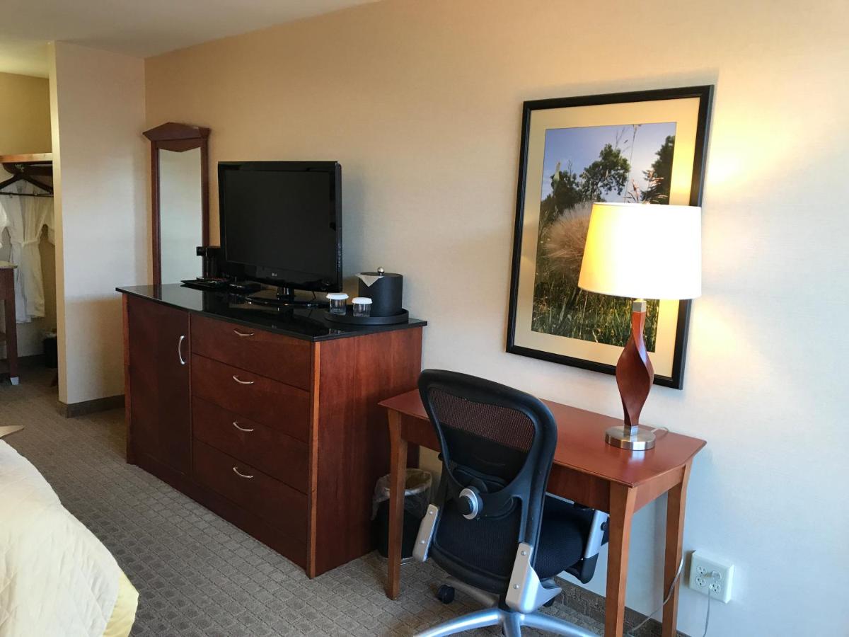  | Norfolk Country Inn and Suites
