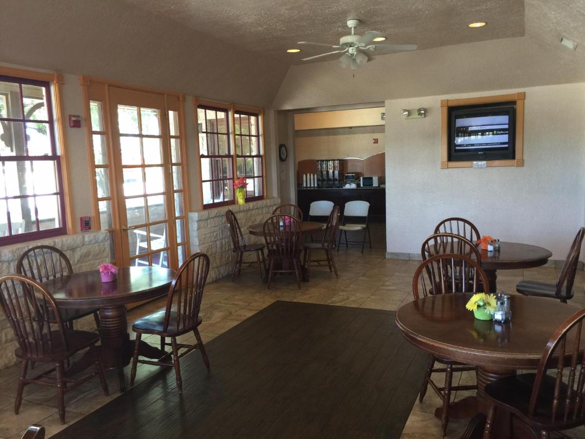 | Fredericksburg Hill Country Hotel