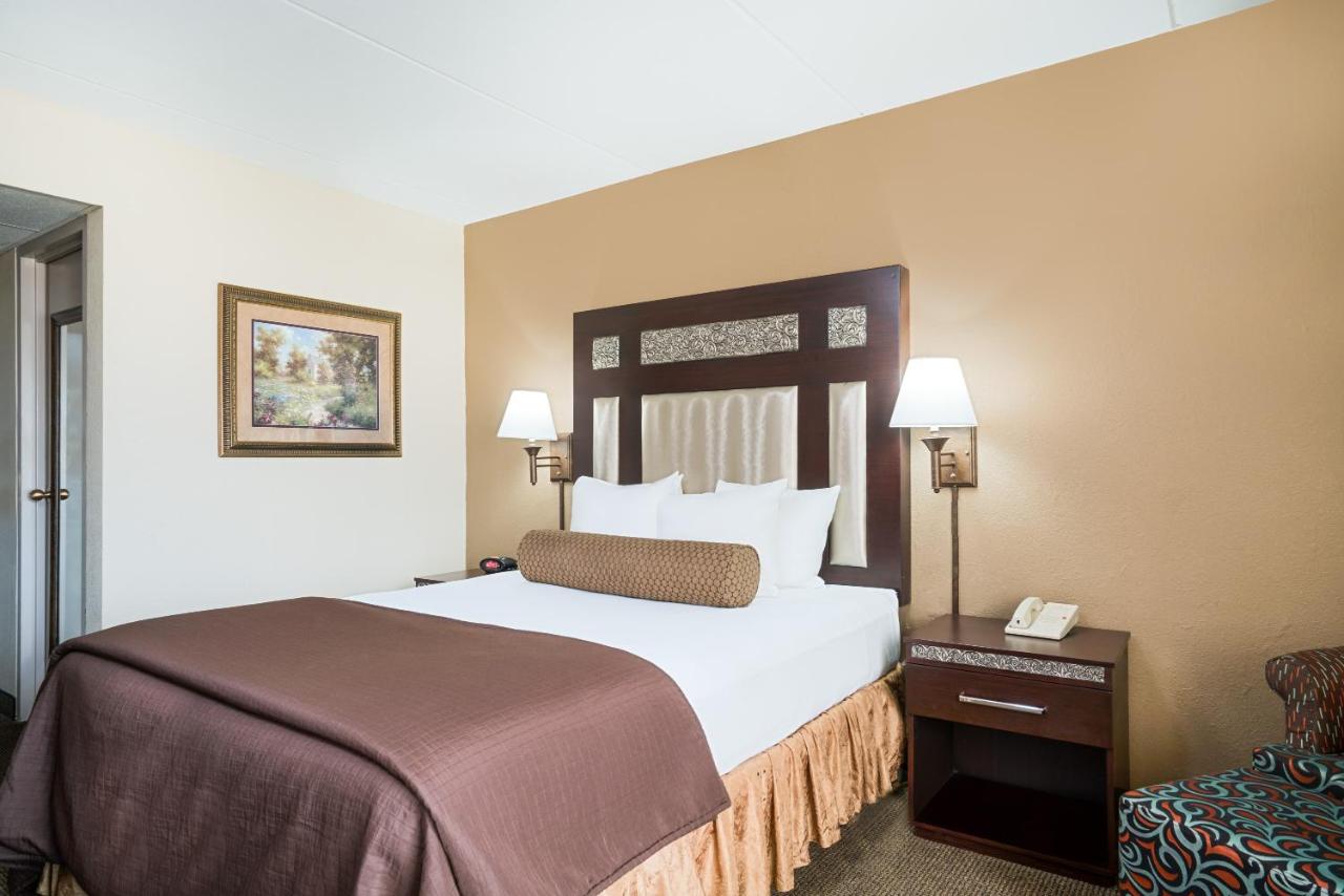 Queen Room with Roll-In Shower - Disability Access/Non-Smoking at Ramada Hotel & Conference Center by Wyndham Plymouth